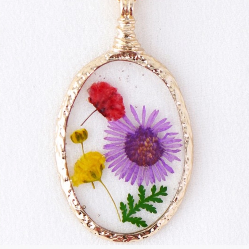 Handmade Real Pressed Dried Flower Botanical Resin
Necklace
